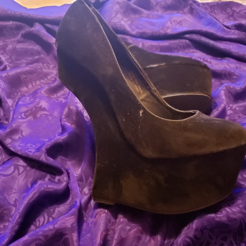 Priveledge off set heels
